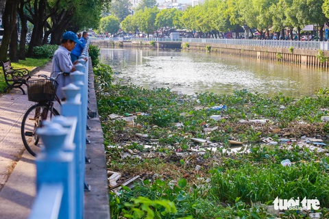 Công nhân 'đội nắng' gom 100 tấn rác kênh Nhiêu Lộc - Thị Nghè- Ảnh 3. Người dân đến xem đội gom rác trên kênh Nhiêu Lộc - Thị Nghè làm việc sau hơn 1 tháng tạm ngưng