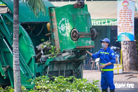 Công nhân 'đội nắng' gom 100 tấn rác kênh Nhiêu Lộc - Thị Nghè- Ảnh 7. Rác trên kênh Nhiêu Lộc - Thị Nghè sẽ được vận chuyển về khu xử lý chất thải trên đường Quang Trung (quận Gò Vấp)