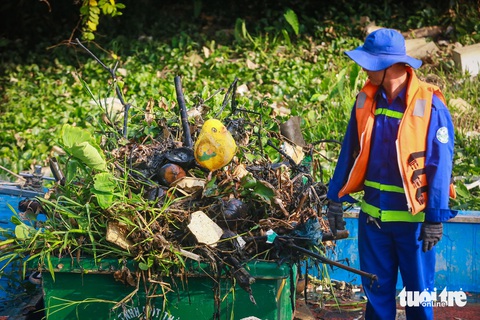 Công nhân 'đội nắng' gom 100 tấn rác kênh Nhiêu Lộc - Thị Nghè- Ảnh 8. Do lượng rác dồn ứ nhiều, nên mặc dù huy động tối đa lực lượng nhưng đơn vị thu gom cho biết cần ít nhất 5 ngày để lượng rác ổn định. Rác thải phát sinh phải cần thêm một thời gian nữa mới xử lý xong