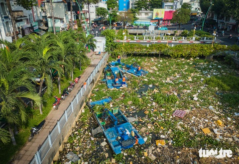 Công nhân 'đội nắng' gom 100 tấn rác kênh Nhiêu Lộc - Thị Nghè- Ảnh 9. Đến trưa cùng ngày, các công nhân vẫn đang tiếp tục đẩy nhanh tiến độ vớt rác trên kênh Nhiêu Lộc - Thị Nghè