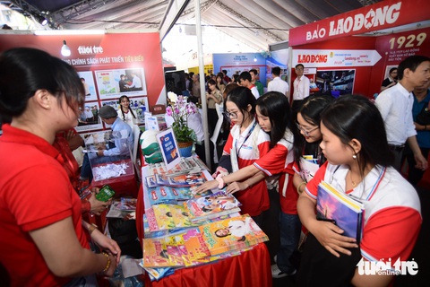 Nhiều hoạt động ở Hội báo toàn quốc 2024 hướng đến bạn đọc trẻ- Ảnh 7. Nhiều bạn trẻ đang xem các ấn phẩm tại gian hàng báo Tuổi trẻ - Ảnh: QUANG ĐỊNH