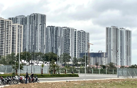 Vì sao nguồn cung nhà ở xã hội nhỏ giọt, nhà ở vừa túi tiền ‘tuyệt chủng’?- Ảnh 2. Hầu hết các dự án đầu tư tại Hà Nội, TP.HCM những năm gần đây là căn hộ trung, cao cấp, còn nhà ở vừa túi tiền đang
