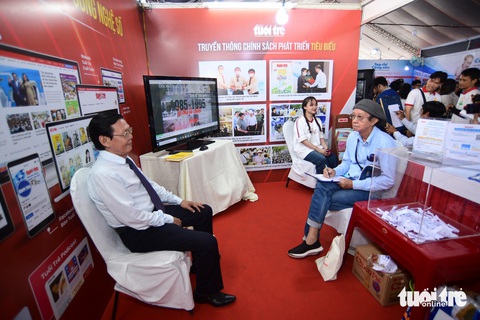 Họa sĩ Nop vẽ tranh hí họa tại gian hàng báo Tuổi Trẻ ở "Hội báo toàn quốc 2024" - Ảnh: QUANG ĐỊNH Họa sĩ Nop vẽ tranh hí họa tại gian trưng bày báo Tuổi Trẻ ở Hội báo toàn quốc 2024 - Ảnh: QUANG ĐỊNH