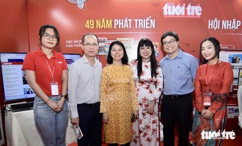 Nhà báo Lê Xuân Trung - phó tổng biên tập báo Tuổi Trẻ (thứ hai, từ trái qua) tiếp khách đến tham quan gian hàng - Ảnh: QUANG ĐỊNH Nhà báo Lê Xuân Trung - phó tổng biên tập báo Tuổi Trẻ (thứ hai, từ trái qua) tiếp khách đến tham quan gian trưng bày - Ảnh: QUANG ĐỊNH