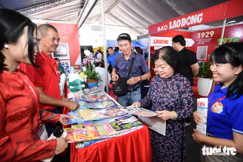Bà Trương Mỹ Hoa - nguyên phó chủ tịch nước (áo dài) đọc các ấn phẩm của Tuổi Trẻ - Ảnh: QUANG ĐỊNH Bà Trương Mỹ Hoa - nguyên phó chủ tịch nước (áo dài) - đọc các ấn phẩm của Tuổi Trẻ - Ảnh: QUANG ĐỊNH
