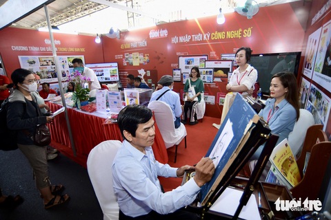 Họa sĩ Lê Sa Long vẽ chân dung bằng chì trên giấy cho độc giả Thanh Hà - Ảnh: QUANG ĐỊNH Họa sĩ Lê Sa Long vẽ chân dung bằng chì trên giấy cho độc giả Thanh Hà - Ảnh: QUANG ĐỊNH