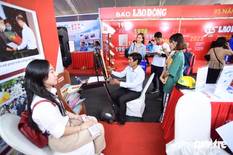 Nhiều độc giả Tuổi Trẻ xếp hàng chờ đến lượt được vẽ chân dung - Ảnh: QUANG ĐỊNH Nhiều độc giả Tuổi Trẻ xếp hàng chờ đến lượt được vẽ tranh chân dung - Ảnh: QUANG ĐỊNH