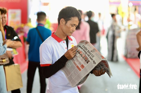 Độc giả chăm chú đọc thông tin trên báo Tuổi Trẻ - Ảnh: QUANG ĐỊNH Độc giả chăm chú đọc thông tin trên báo Tuổi Trẻ - Ảnh: QUANG ĐỊNH
