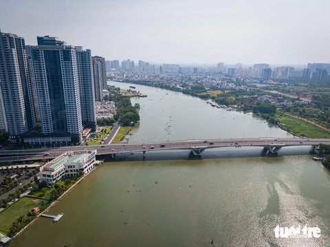 Flycam vị trí 6 dự án dự kiến 'nhường chỗ' cho đường ven sông Sài Gòn- Ảnh 5. Đối với đoạn đường ven sông từ cầu Thủ Thiêm 1 đến cầu Sài Gòn gồm 4 dự án. Trong đó, dự án Vinhomes và khu dân cư chỉnh trang đô thị khu vực đầu cầu Thủ Thiêm 1 đường ven sông đã được đầu tư rộng 35m - Ảnh: ĐỨC PHÚ