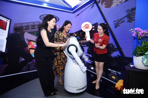 Nhiều hoạt động ở Hội báo toàn quốc 2024 hướng đến bạn đọc trẻ- Ảnh 1. Robot Al nhảy theo điệu nhạc tại gian hàng HTV - Ảnh: QUANG ĐỊNH