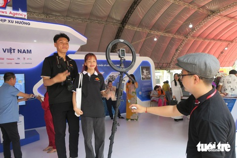 Nhiều hoạt động ở Hội báo toàn quốc 2024 hướng đến bạn đọc trẻ- Ảnh 3. Bạn trẻ trải nghiệm chụp ảnh 360 độ tại gian hàng Thông tấn xã Việt Nam - Ảnh: T.T.D