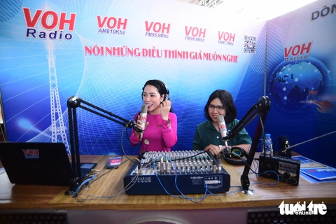 Thử làm khách mời nghe giọng nói của mình trên đài phát thanh Thính giả thử làm khách mời nghe giọng nói của mình trên đài phát thanh - Ảnh: QUANG ĐỊNH
