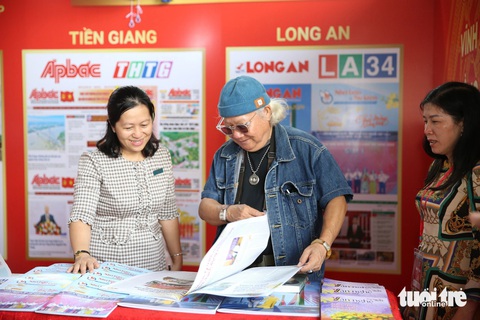 Hội báo còn thu hút các gian trưng bày của các báo địa phương Hội báo thu hút các gian trưng bày của các báo địa phương - Ảnh: Q.Định