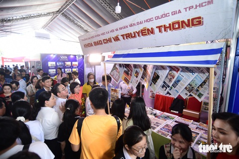 Hội báo còn có cả gian trưng bày của các trường đại học - Ảnh: Q. Định Hội báo còn có cả gian trưng bày của các trường đại học - Ảnh: Q.Định