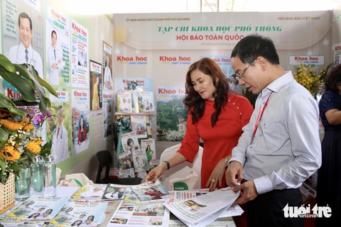 Các tạp chí chuyên ngành cũng có các gian trưng bày ở đây - Ảnh; Q. Định Các tạp chí chuyên ngành cũng có gian trưng bày ở đây - Ảnh; Q.Định