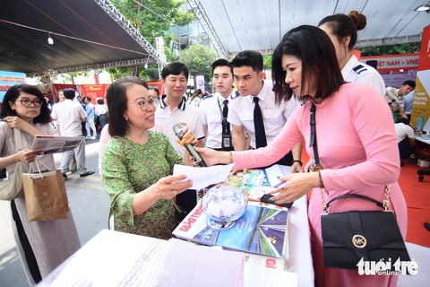 Ngày ngày khai mạc, Hội báo toàn quốc đã thu hút rất nhiều độc giả đến tham quan - Ảnh: Q. Định Ngày khai mạc, Hội báo toàn quốc đã thu hút rất nhiều độc giả đến tham quan - Ảnh: Q.Định