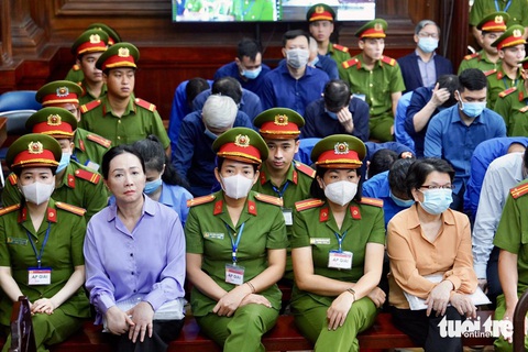 Vụ Vạn Thịnh Phát: Bà Trương Mỹ Lan nói gì về việc hợp tác với Tập đoàn Tuần Châu?- Ảnh 1. Bà Trương Mỹ Lan (thứ hai từ trái qua) và các bị cáo tại tòa ngày 15-3 - Ảnh: HỮU HẠNH