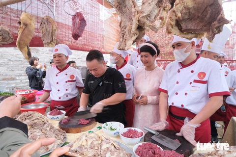 Nghệ nhân phở Vân Cù, Nam Định nấu nồi phở khổng lồ- Ảnh 2. Các đầu bếp trình diễn những công đoạn để làm nên một bát phở thơm ngon - Ảnh: HÀ THANH