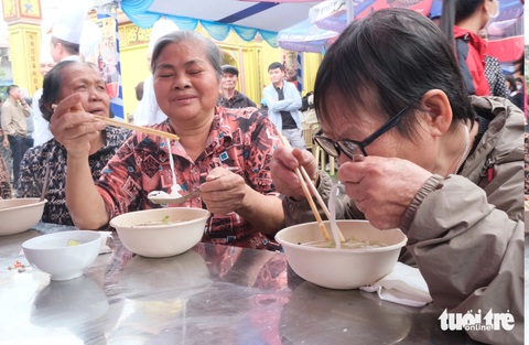 Nghệ nhân phở Vân Cù, Nam Định nấu nồi phở khổng lồ- Ảnh 4. Người dân thưởng thức phở làng Vân Cù - Ảnh: HÀ THANH
