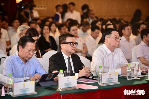 Bộ trưởng Nguyễn Mạnh Hùng: Không gian mạng là trận địa chính của báo chí- Ảnh 1. Trưởng Ban Tuyên giáo Trung ương Nguyễn Trọng Nghĩa (bìa phải), Chủ tịch UBND TP.HCM Phan Văn Mãi (bìa trái) và Chủ tịch Hội Nhà báo Việt Nam Lê Quốc Minh dự phiên toàn thể - Ảnh: QUANG ĐỊNH