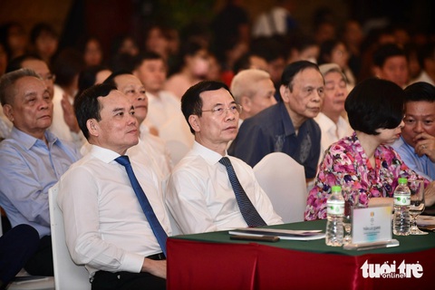 Bộ trưởng Nguyễn Mạnh Hùng: Không gian mạng là trận địa chính của báo chí- Ảnh 2. Phó thủ tướng Trần Lưu Quang (bìa trái) và Bộ trưởng Bộ Thông tin và Truyền thông Nguyễn Mạnh Hùng dự phiên tổng thể - Ảnh: QUANG ĐỊNH