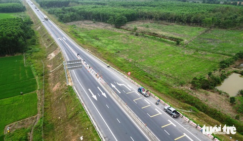 Tài xế xe khách tắt thiết bị giám sát hành trình, xử lý sao?- Ảnh 3. Tuyến cao tốc Cam Lộ - La Sơn - Ảnh: N.L.