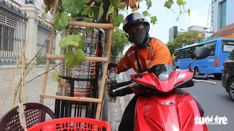 Trời như đổ lửa bỗng mát dịu với bình nước đá dưới giàn hoa xanh- Ảnh 1. Bình nước đặc biệt này là nơi lý tưởng được các tài xế dừng chân châm đầy bình nước cá nhân để bớt một khoản chi tiêu