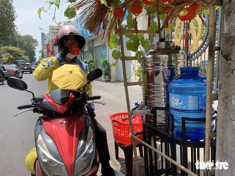 Trời như đổ lửa bỗng mát dịu với bình nước đá dưới giàn hoa xanh- Ảnh 2. Nhà thờ chuẩn bị bình nước lạnh và không lạnh cho người dân lựa chọn