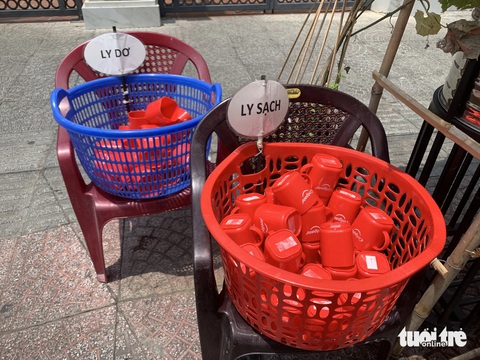 Trời như đổ lửa bỗng mát dịu với bình nước đá dưới giàn hoa xanh- Ảnh 3. Chuẩn bị nhiều ly để không bị thiếu - Ảnh: HIỀN ANH