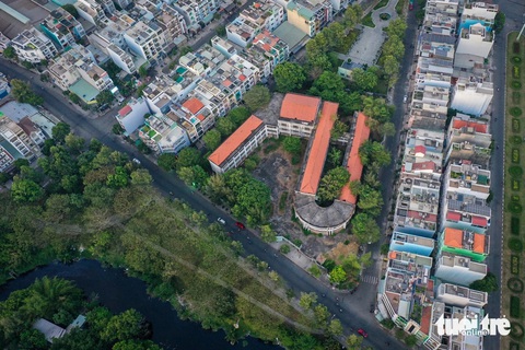 Trường học quy mô 3 tầng xuống cấp, bỏ hoang 15 năm ở quận 6- Ảnh 1. Trường tiểu học Trần Văn Kiểu (tên cũ là Phú Định) nằm trên đường Vành Đại (phường 10, quận 6)