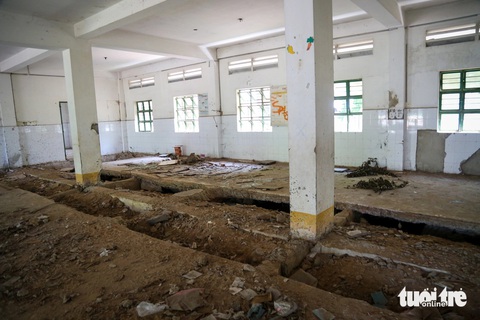 Trường học quy mô 3 tầng xuống cấp, bỏ hoang 15 năm ở quận 6- Ảnh 10. Trên cơ sở đó, quận 6 xin chủ trương xây dựng lại công trình. Nhưng đến nay công trình vẫn chưa được cơ quan chức năng quản lý nhà nước kiểm tra công tác nghiệm thu hoàn thành theo quy định.