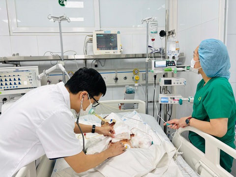 Bác sĩ thăm khám cho bệnh nhân sau phẫu thuật - Ảnh: BỆNH VIỆN VIỆT ĐỨC Gần đây xảy ra rất nhiều tai nạn nghiêm trọng do trẻ học làm pháo theo hướng dẫn trên mạng. Ảnh bác sĩ thăm khám cho bệnh nhân sau phẫu thuật - Ảnh: BỆNH VIỆN VIỆT ĐỨC