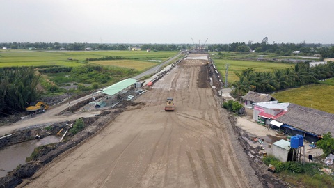 Chưa thể thi công 2km tuyến chính và 6 cầu trên cao tốc Hậu Giang - Cà Mau- Ảnh 1. Thi công cao tốc Hậu Giang - Cà Mau qua địa bàn huyện Hồng Dân, tỉnh Bạc Liêu - Ảnh: CHÍ QUỐC