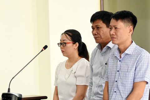 Cựu giám đốc CDC Bình Phước cùng thuộc cấp hầu tòa liên quan Việt Á- Ảnh 1. Các bị cáo Đinh Thị Vân, Nguyễn Văn Sáu, Lê Thành Bắc (từ trái qua) tại phiên tòa - Ảnh: A LỘC