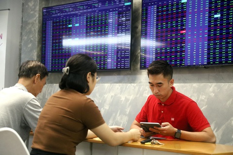 Tăng tỉ lệ nhà đầu tư tổ chức góp phần tạo tính ổn định cho thị trường chứng khoán - Ảnh: B.KHÁNH Tăng tỉ lệ nhà đầu tư tổ chức góp phần tạo tính ổn định cho thị trường chứng khoán - Ảnh: B.KHÁNH