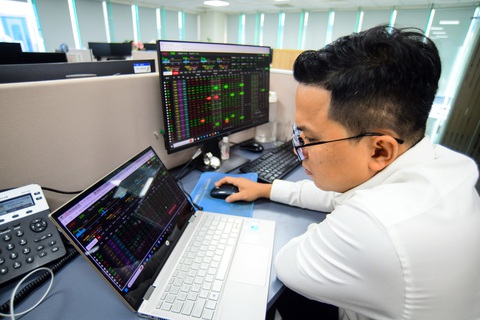 Cần nâng tỉ lệ nhà đầu tư tổ chức để tăng tính ổn định thị trường chứng khoán - Ảnh: QUANG ĐỊNH Cần nâng tỉ lệ nhà đầu tư tổ chức để tăng tính ổn định thị trường chứng khoán - Ảnh: QUANG ĐỊNH