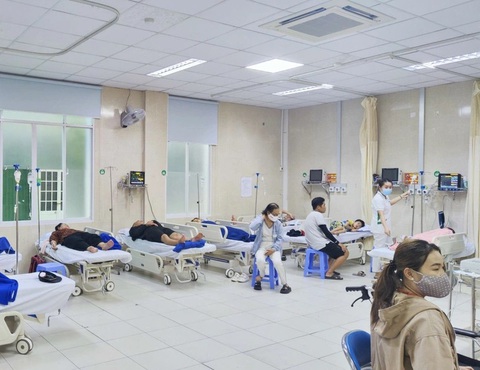 Làm gì để phòng ngừa nhiễm khuẩn Salmonella?- Ảnh 1. Một số bệnh nhân nhập viện nghi bị ngộ độc sau khi ăn cơm gà Trâm Anh (Khánh Hòa), kết quả cấy phân của 2 bệnh nhi dương tính vi khuẩn Salmonella - Ảnh: THANH CHƯƠNG