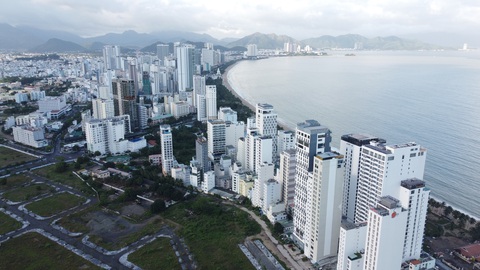 Nha Trang xử lý hàng trăm nhà xây không phép, nhà biến thành khách sạn- Ảnh 1. Một trong các trường hợp sai phạm lớn là công trình ở địa chỉ 66/2 Trần Phú (phường Lộc Thọ) xây vượt 5 tầng so với giấy phép được cấp. Trong ảnh là một góc TP Nha Trang - Ảnh: TRẦN HƯỚNG