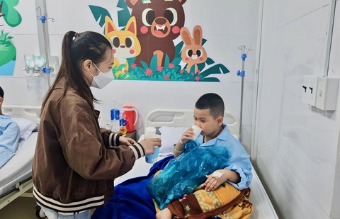 Vụ ngộ độc do ăn cơm gà: Diễn tiến nhanh như vụ ngộ độc suất ăn bán trú trước đó- Ảnh 1. Bệnh nhi bị ngộ độc sau khi ăn cơm gà Trâm Anh được điều trị tại Bệnh viện Đa khoa Sài Gòn - Nha Trang - Ảnh: MINH CHIẾN