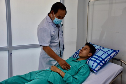 Số bệnh nhân điều trị sau vụ ăn cơm gà ở Nha Trang tiếp tục tăng, phát hiện khuẩn Salmonella- Ảnh 1. Bệnh nhân được chuyển vào điều trị tại Bệnh viện đa khoa Yersin sau vụ ngộ độc cơm gà - Ảnh: MINH CHIẾN