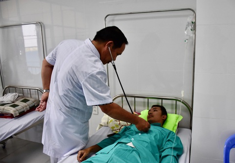 Vụ ngộ độc ăn cơm gà ở Nha Trang: 1 ca đang mang thai phải vào hồi sức tích cực chống độc- Ảnh 1. Bệnh nhân bị ngộ độc sau khi ăn cơm gà đang được điều trị tại Bệnh viện Yersin Nha Trang - Ảnh: MINH CHIẾN