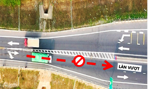 Vạch sơn dẫn hướng xe có vận tốc thấp đi vào và chiếm dụng làn vượt dẫn đến các xe khác có xu hướng vượt làn bên phải gây nguy hiểm - Ảnh: NGỌC ÂN Vạch sơn dẫn hướng xe có vận tốc thấp đi vào và chiếm dụng làn vượt dẫn đến các xe khác có xu hướng vượt làn bên phải gây nguy hiểm - Ảnh: NGỌC ÂN