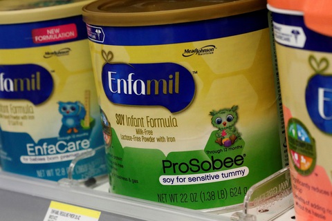 Sữa bột Enfamil của Mead Johnson bày bán trên kệ tại cửa hàng ở thành phố New York, Mỹ - Ảnh: REUTERS Sữa bột Enfamil của Mead Johnson bày bán trên kệ tại cửa hàng ở thành phố New York, Mỹ - Ảnh: REUTERS