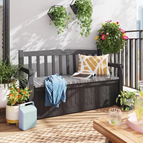 10 giải pháp lưu trữ đồ dùng ngoài trời- Ảnh 2. Thùng chứa dưới ghế có thể chứa rất nhiều đồ đạc giúp làm gọn hiên nhà - Ảnh: HGTV