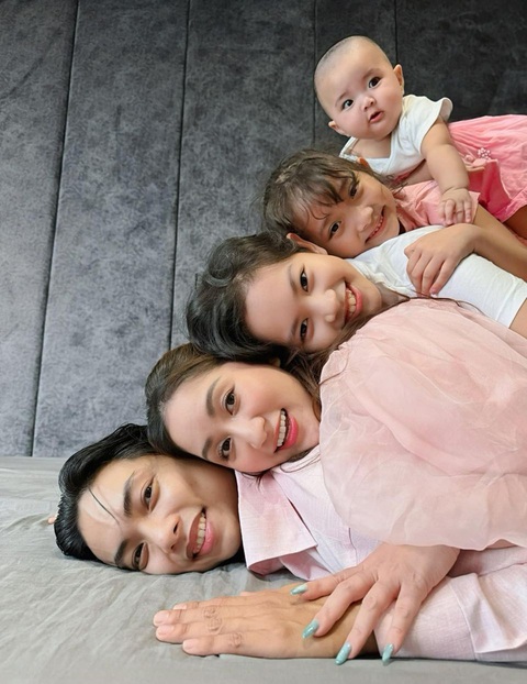 Phan Hiển ngây ngô khi Khánh Thi tự vấn: ‘Không hiểu sao anh cưa đổ được tôi’- Ảnh 3. Tổ ấm hạnh phúc với ba nhóc tì đáng yêu của Khánh Thi và Phan Hiển