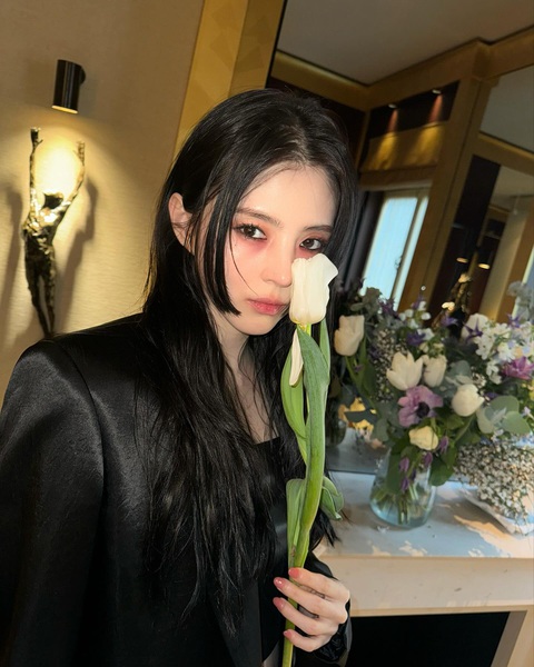 Han So Hee 'quay xe' chóng mặt với drama tình ái- Ảnh 6. Han So Hee liên tục có hành động khó hiểu trên mạng xã hội