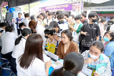 Tại các ngày hội tư vấn tuyển sinh - hướng nghiệp, gian tư vấn của các trường đại học luôn thu hút đông đảo phụ huynh, học sinh. Trong ảnh: Ngày hội tư vấn tuyển sinh - hướng nghiệp tại TP.HCM vào sáng 3-3 - Ảnh: PHƯƠNG QUYÊN Tại các ngày hội tư vấn tuyển sinh - hướng nghiệp, gian tư vấn của các trường đại học luôn thu hút đông đảo phụ huynh, học sinh. Trong ảnh: Ngày hội tư vấn tuyển sinh - hướng nghiệp tại TP.HCM vào sáng 3-3 - Ảnh: PHƯƠNG QUYÊN
