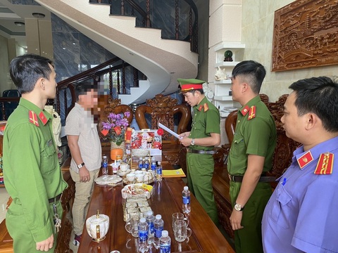 Khởi tố giám đốc ở Quảng Ngãi vi phạm đấu thầu, gây hậu quả nghiêm trọng- Ảnh 1. Ông N.T.V., giám đốc Công ty TNHH sản xuất thương mại dịch vụ H.V., nghe đọc lệnh khởi tố bị can - Ảnh: Công an Quảng Ngãi