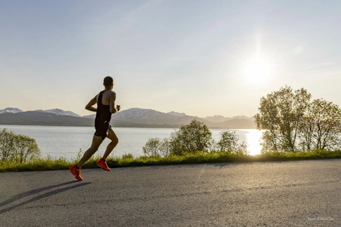 Những giải marathon có đường chạy đẹp nhất thế giới- Ảnh 6. Midnight Sun Marathon tổ chức vào thời điểm Na Uy xảy ra hiện tượng đêm trắng - Ảnh: MIDNIGHT SUN MARATHON