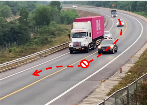 Xe ô tô con vượt sai sang làn đối diện khi đi sau xe container lưu thông với vận tốc thấp - Ảnh: NGỌC ÂN Xe ô tô con vượt sai sang làn đối diện khi đi sau xe container lưu thông với vận tốc thấp - Ảnh: NGỌC ÂN